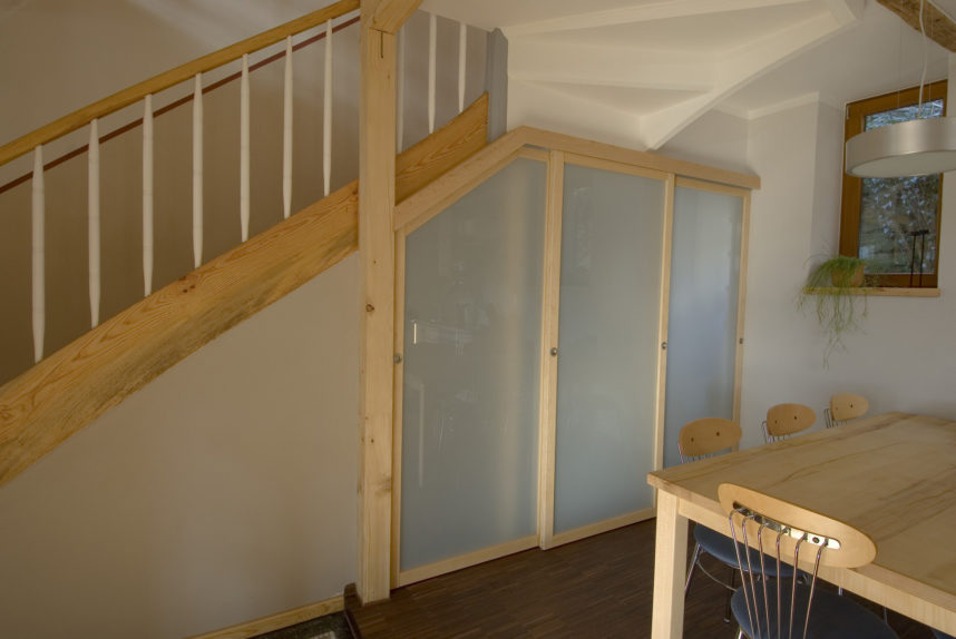 Treppenunterbau mit Ahorn Rahmen und Sicherheitsglas