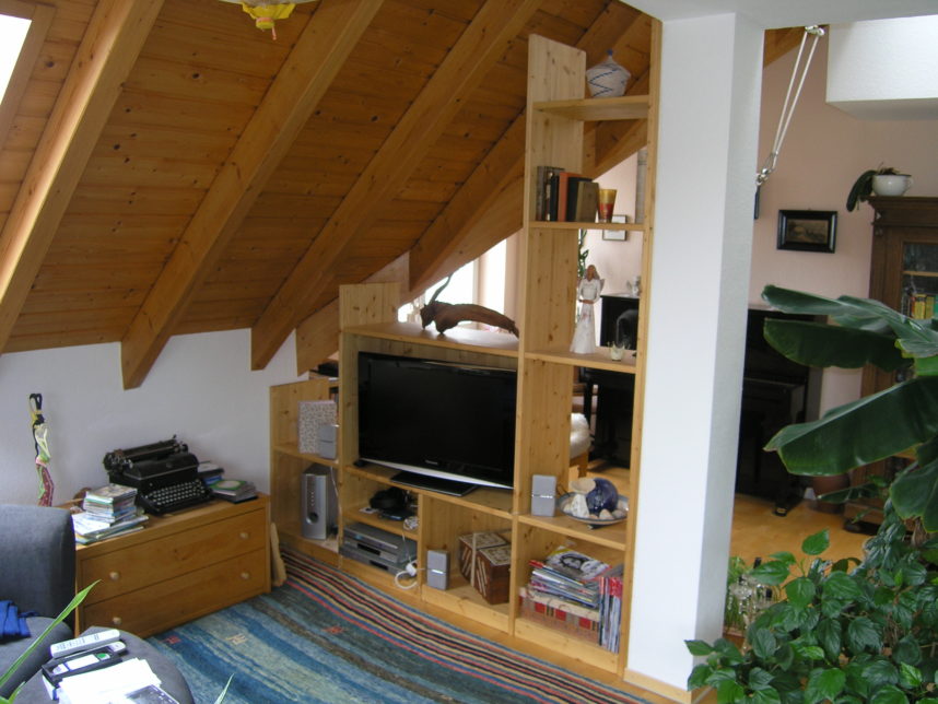 Regal unter der Dachschräge für TV in Fichte - gemütlich Wohnen