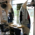 große geschwungene Spiegel im Friseursalon von Miriam Erne