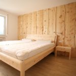 Schlafzimmer mit Wandverkleidung Zirbe